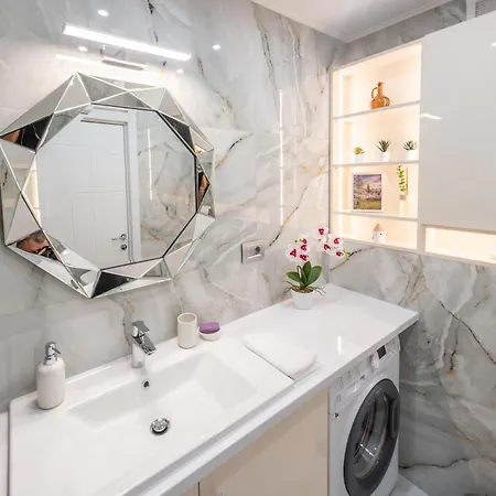 Uranus Luxury تيميشورا