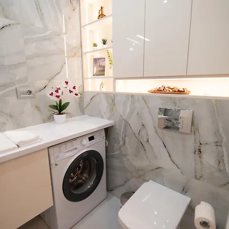 Uranus Luxury شقة