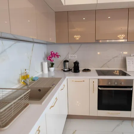 Uranus Luxury تيميشورا